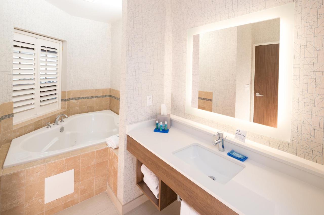 Holiday Inn Express Hotel & Suites Bay City By Ihg Buitenkant foto